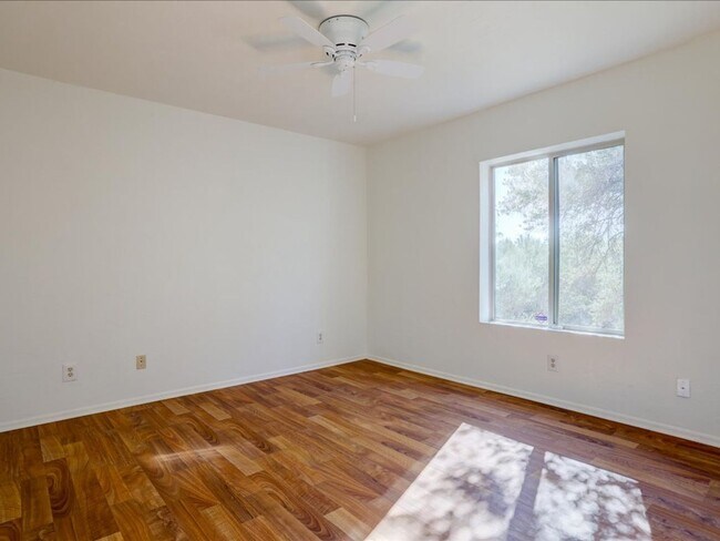 Building Photo - Enjoy stunning Catalina Mountain views fro...