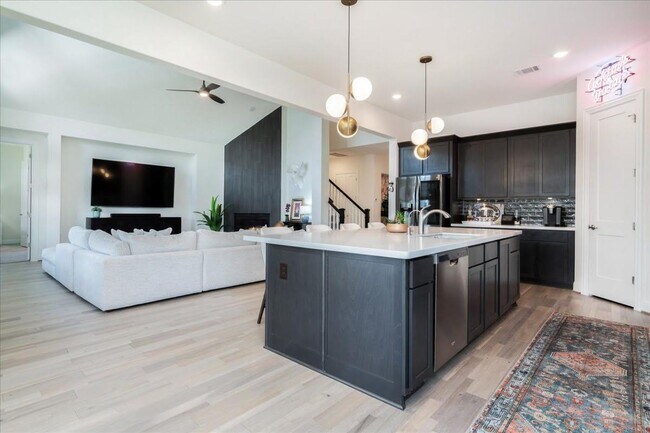 Building Photo - 5713 Fresno Ave