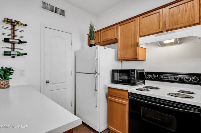 Building Photo - Incredible Spacious Back Yard! Large Covered Patio!