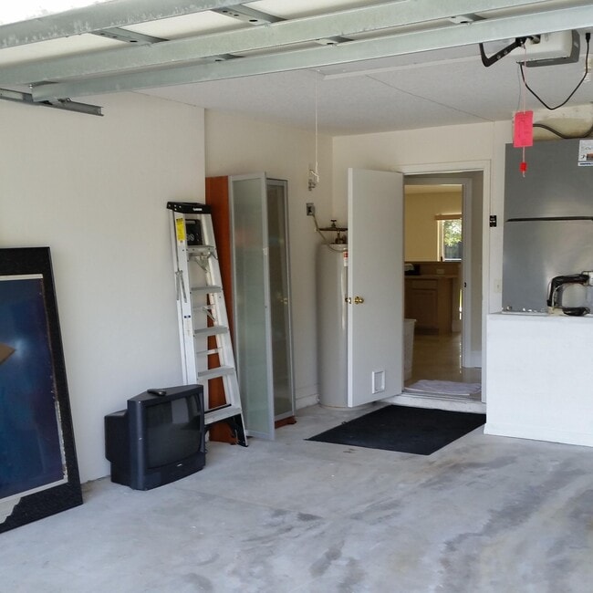 Building Photo - 5704 NW Croton Ave
