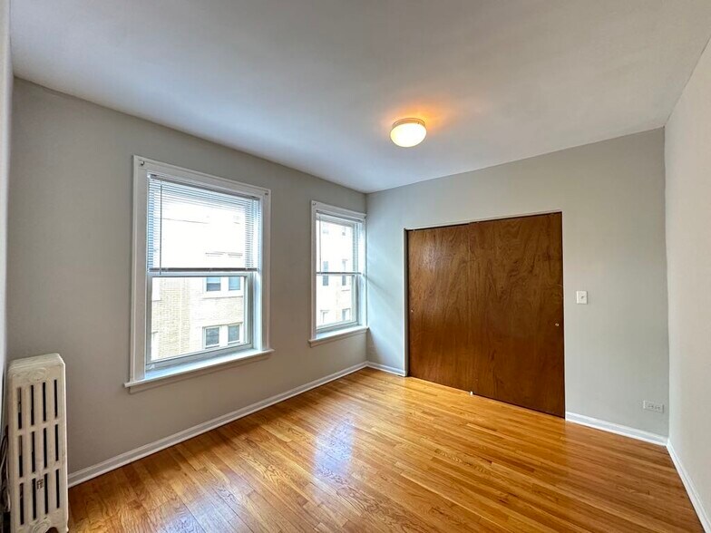 Building Photo - 4237 N Paulina St