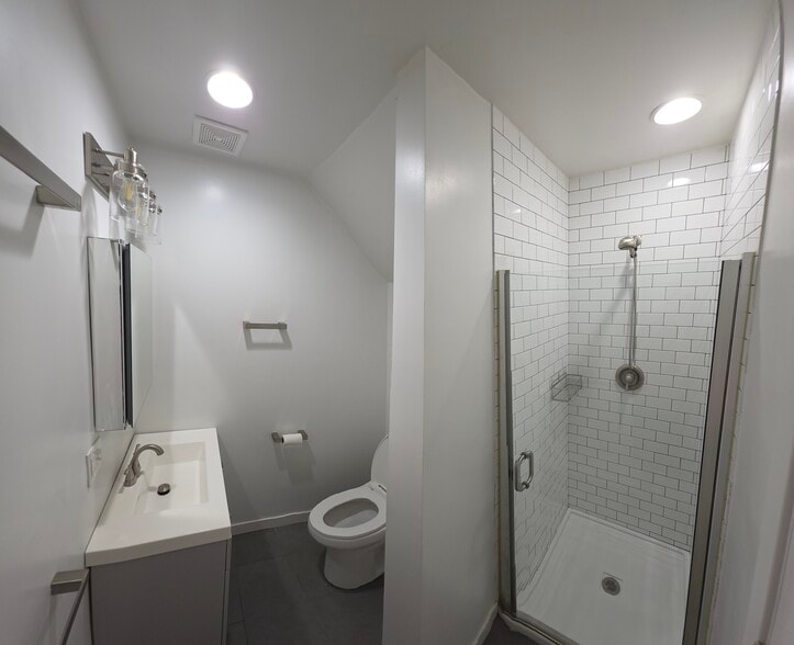Building Photo - 2113 W 18th Pl