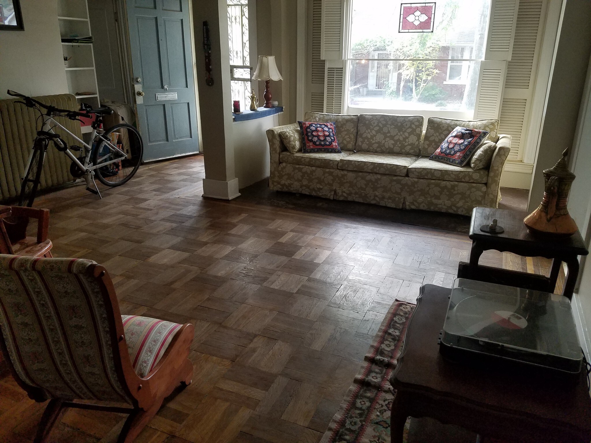 Living room - 682 N Barksdale St