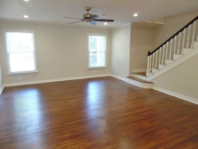 Building Photo - Total Remodel Townhome-Like Unit in Berkel...