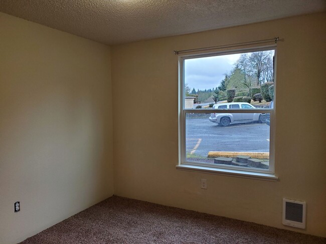 Building Photo - 2 bedroom 1 bath Lower Level Apartment in ...