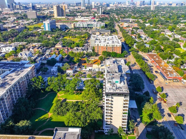 Building Photo - 2701 Westheimer Rd
