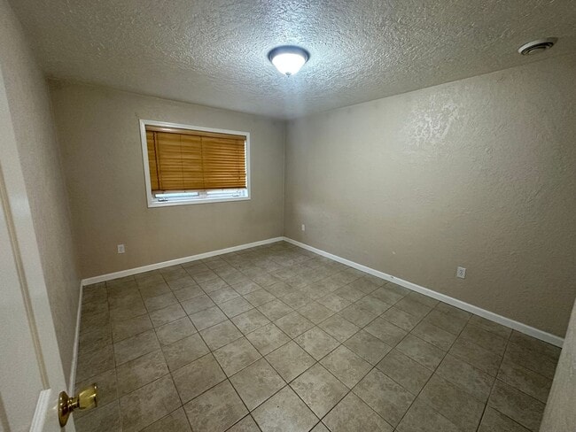 Building Photo - Spacious Kenai Home!
