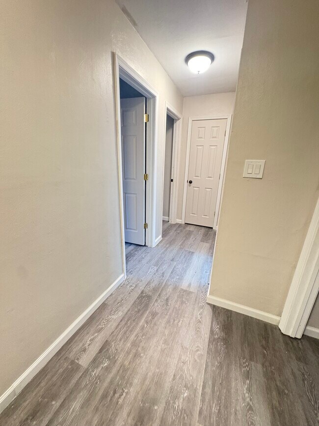 Building Photo - 813 S Grosvenor Ct