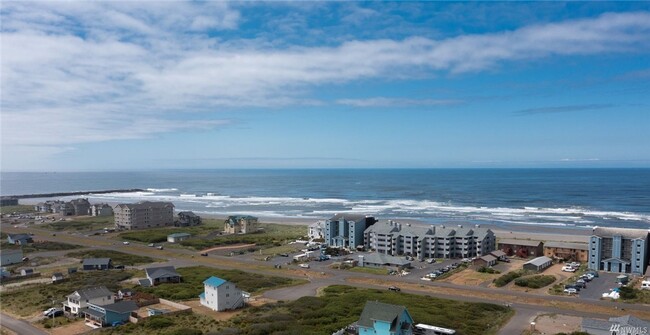 Building Photo - 1st Floor 1 bed 1 bath Oceanfront Condo