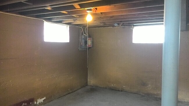 Building Photo - DAYTON, OH - SINGLE HOME - 2 BED, 1 BATH - $825