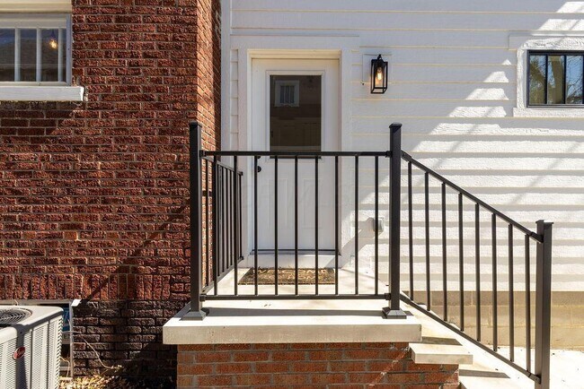 Building Photo - 161 E Dublin Granville Rd