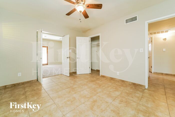 Building Photo - 518 S Lehigh Dr