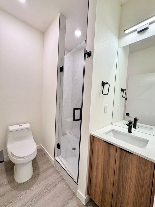 Building Photo - *1 MONTH FREE RENT* A 2bd/2bath Modern Tow...