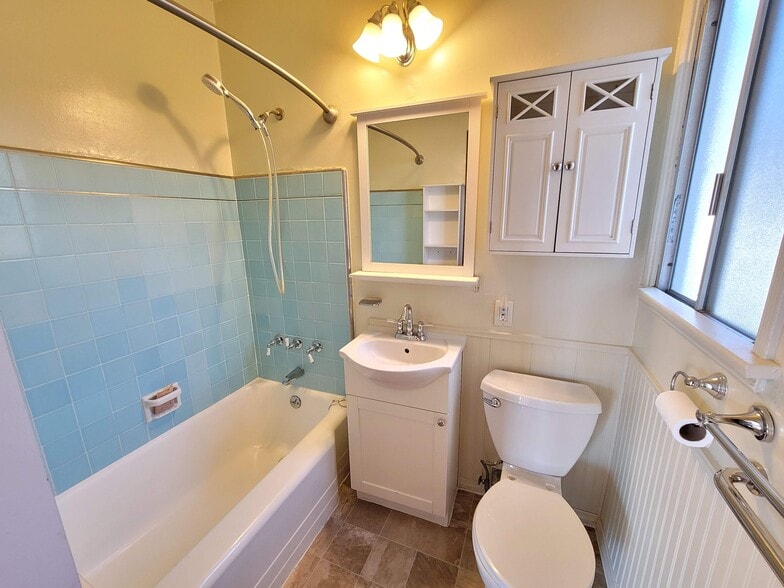 Full Bathroom - 10740 Galvin St