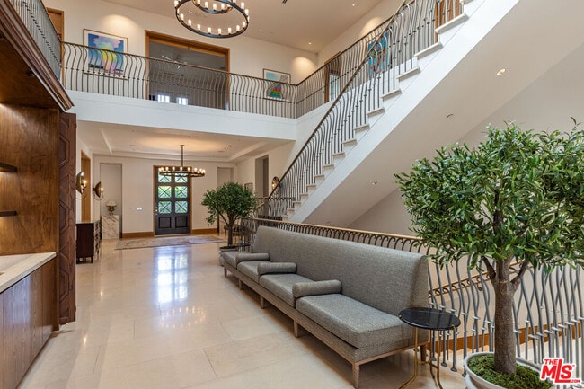 Building Photo - 618 N Beverly Dr