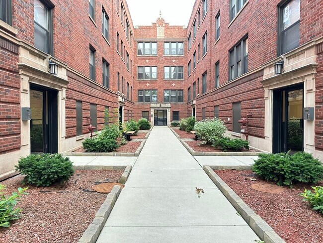 Primary Photo - 2204 W Eastwood Ave