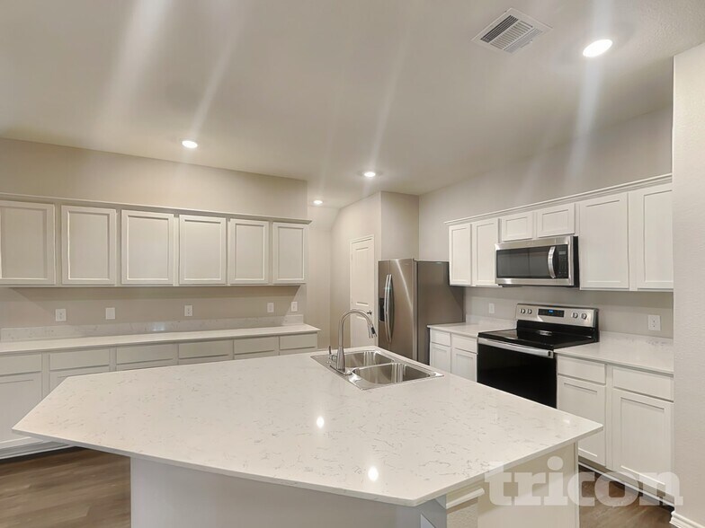 Building Photo - 636 Excelsior Dr