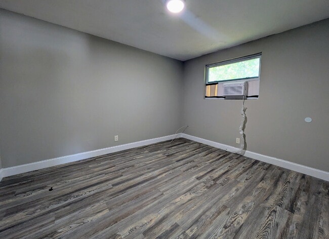 Building Photo - "Cozy 2-Bedroom, 1-Bath Haven Near Brentwood Park"