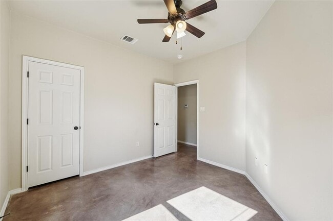 Building Photo - 402 Jack Rabbit Ln