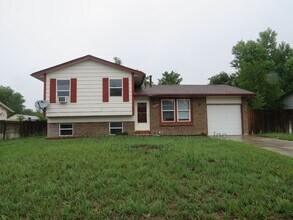 Building Photo - Charming 3-bedroom House in Secuirty-Widef...