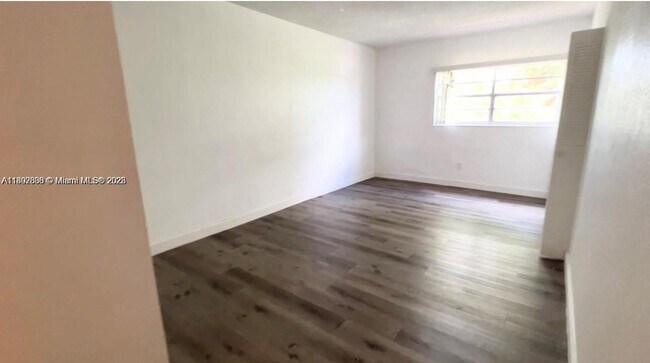 Building Photo - 1305 W 53rd St
