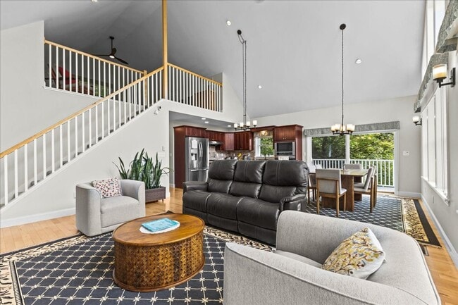 Building Photo - Contemporary with Gorgeous Views in Hinesb...