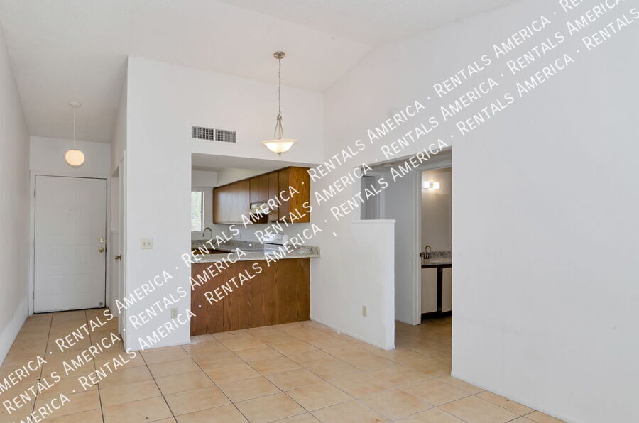 Building Photo - 1366 N Riverview Blvd
