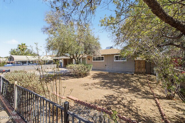 Building Photo - 1823 E Sunland Ave