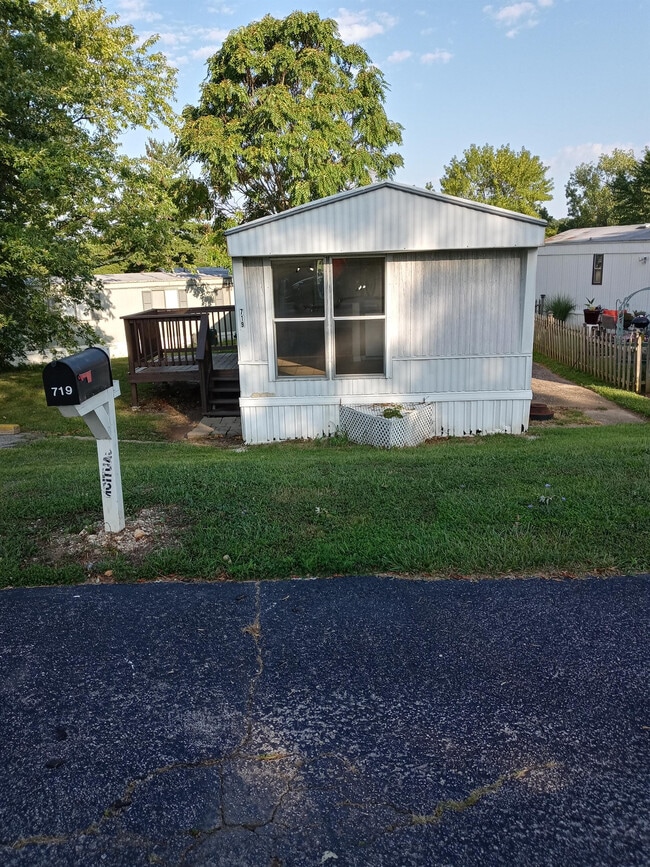Building Photo - 719 Golden Point