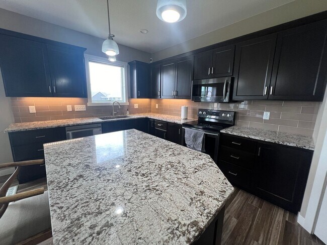 Building Photo - Beautiful 5-bed, 3.5-bath Single Family Home!