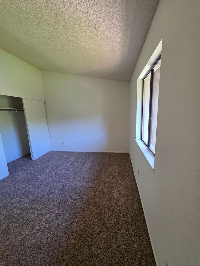 Building Photo - Charming 2-Bedroom Condominium with Scenic...