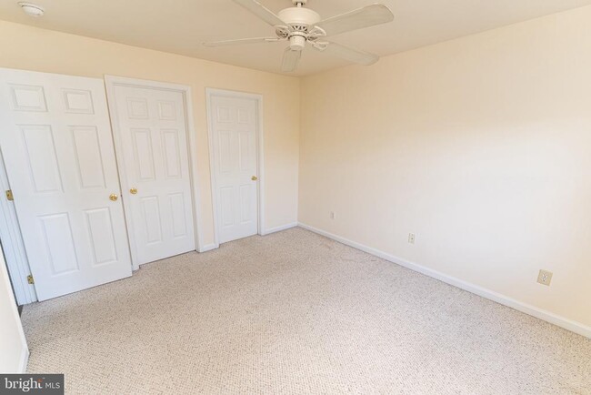 Building Photo - 3500 Sanibel Cir