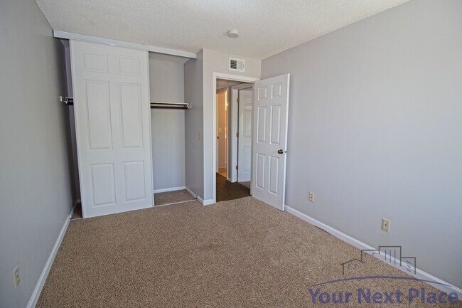 Building Photo - 4340 Chatsworth Cir