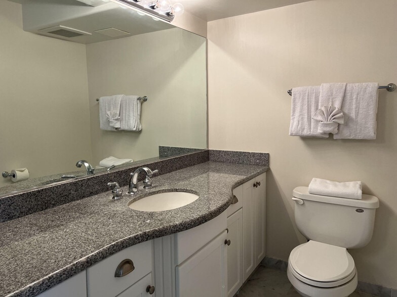 Building Photo - 343 Hobron Ln