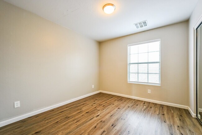 Building Photo - 1465 E Mia Ln