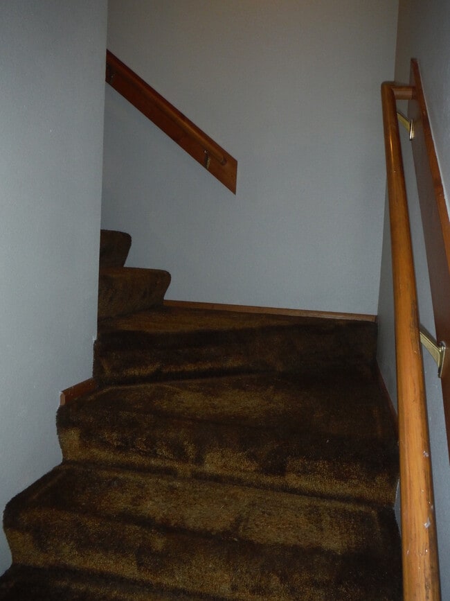 Building Photo - Cute 3 Bedroom Condo w/ Bonus Room - Walki...