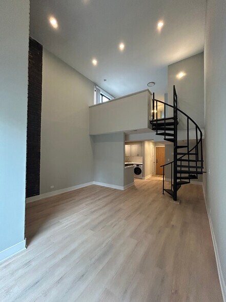 Building Photo - 1214 N La Salle Dr