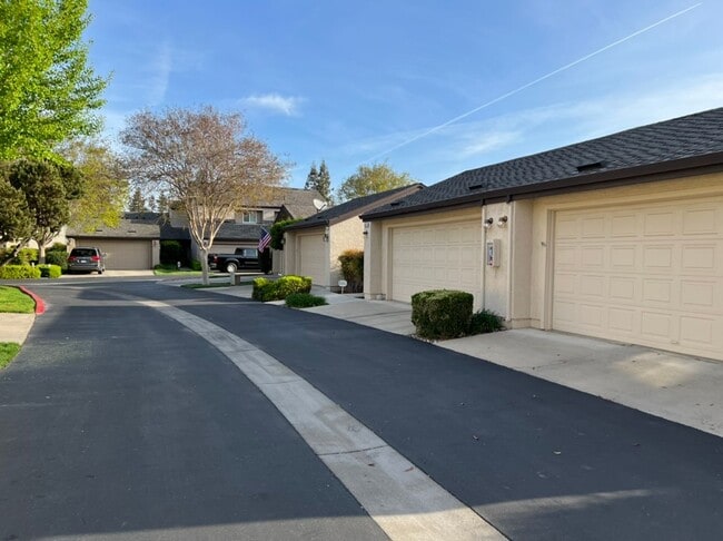 Building Photo - Single story condo located in Cedarbrook's Gated Community!