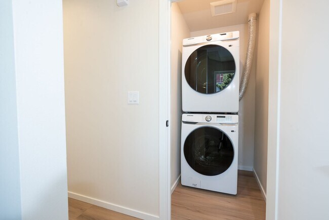 Building Photo - New Modern Ballard Townhouse | 3BR/2BA | Private Patio & Backyard