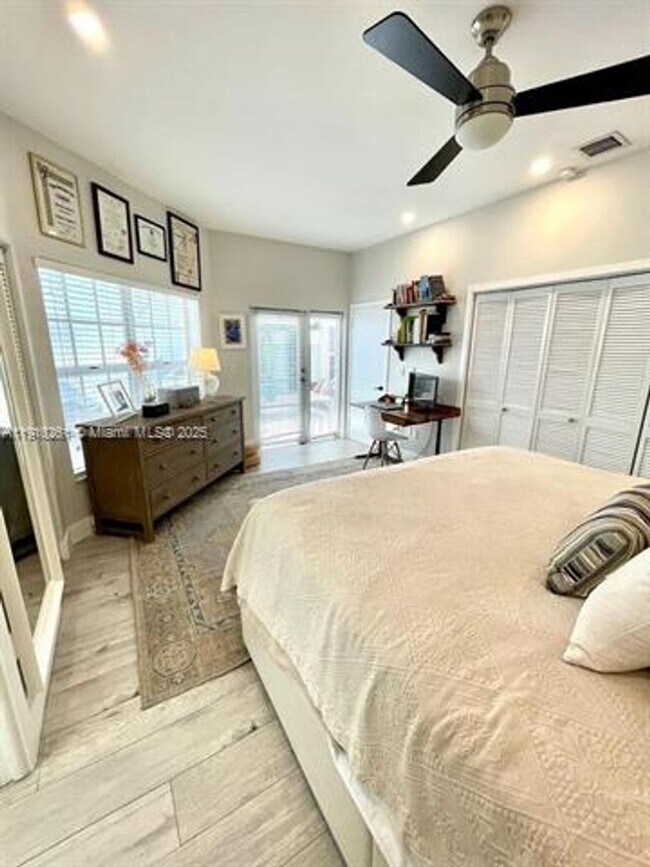 Building Photo - 3070 Allamanda St