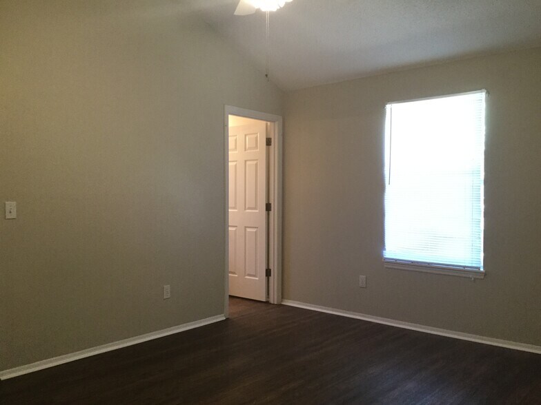 Building Photo - 541 Coventry Ct