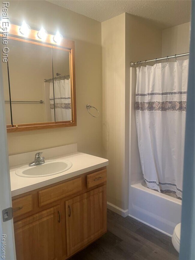 Building Photo - 15815 Lakeside Dr