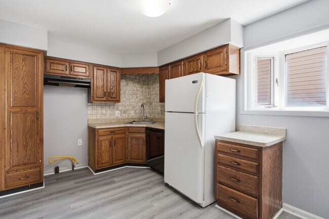 Building Photo - SPECTACULAR 3 BED/1 BATH IN LOVELY LINCOLN PARK! APPLY NOW!