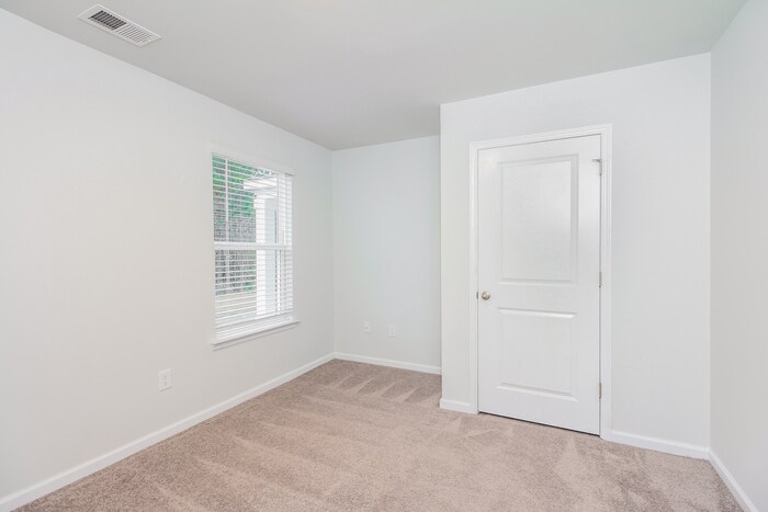 Building Photo - 523 Sugar Pne Dr