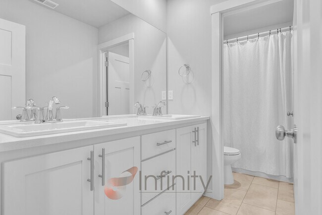 Building Photo - 8943 SW Vermillion Dr