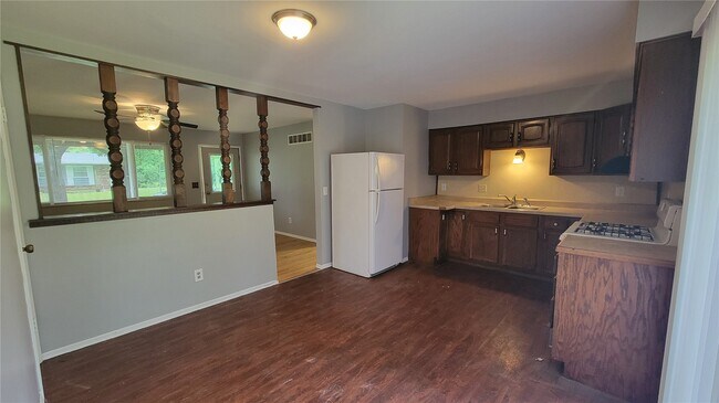 Building Photo - 800 Laredo Ave
