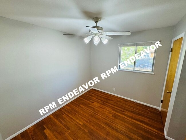 Building Photo - 3 Bed 1.5 Bath. Move in Ready! Deposit Fre...