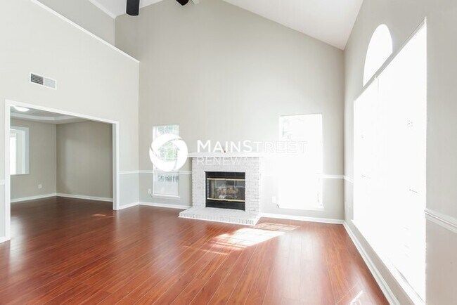 Building Photo - 4 Bedroom Pet-Friendly Home in Charlotte, NC with Main Street Renewal