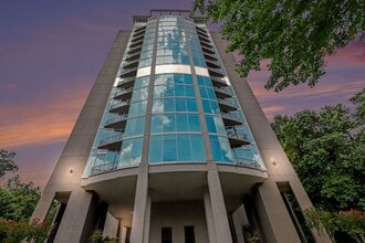Building Photo - 1 bdrm, 1 bath condo with large private patio. Pool and gym on site!