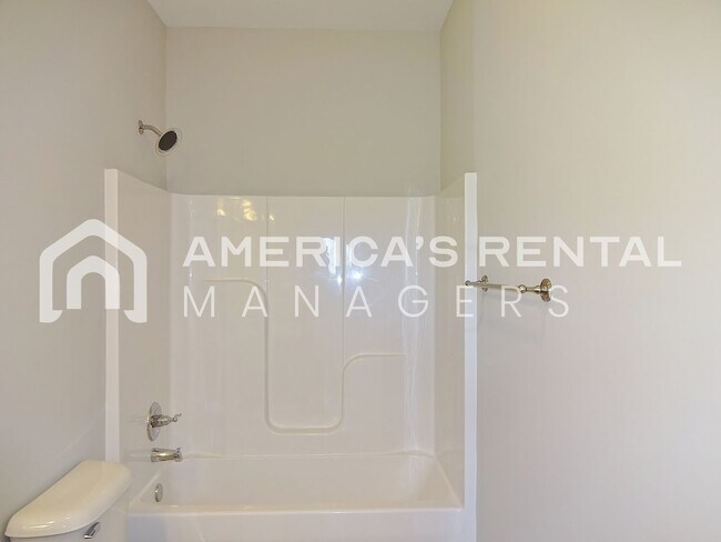 Building Photo - Town Home in Chelsea!!! Available to View ...